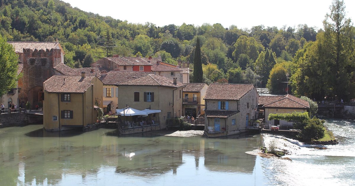Case e mulini di Borghetto sul Mincio visti dal Ponte Visconteo