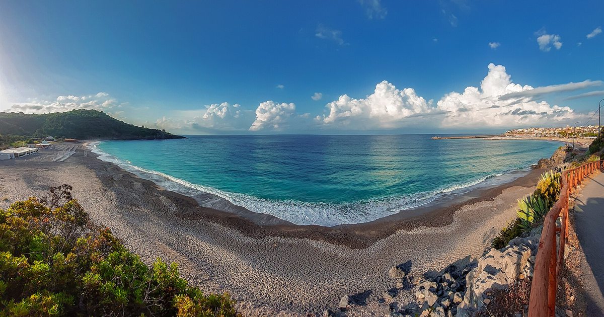 Panorama della costa e del porto di Marina di Camerota nel Cilento