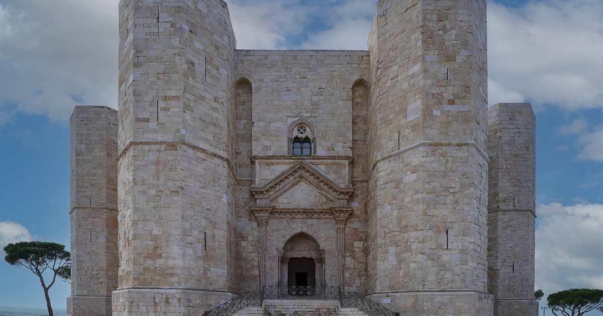 La facciata di Castel del Monte con il portale e le torri ottagonali, Andria