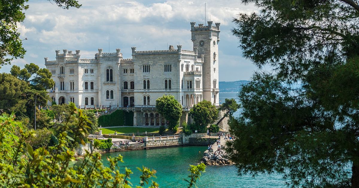 Il Castello di Miramare bianco sul mare di Trieste