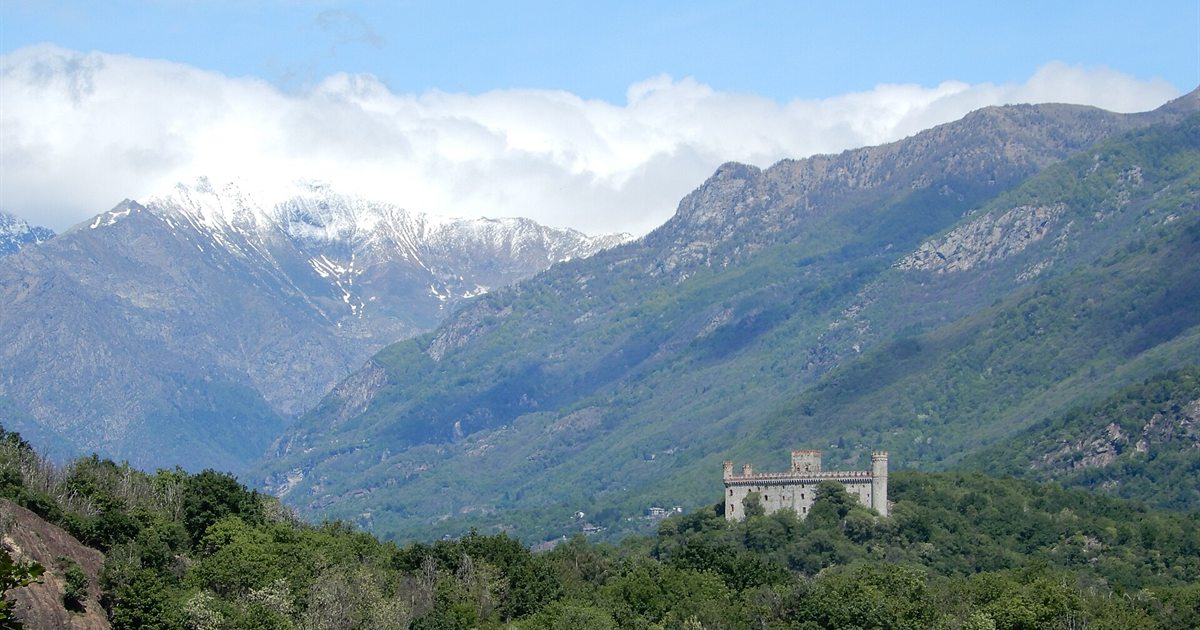 Il Castello di Montalto Dora con le mura merlate sul colle sopra il Lago Sirio