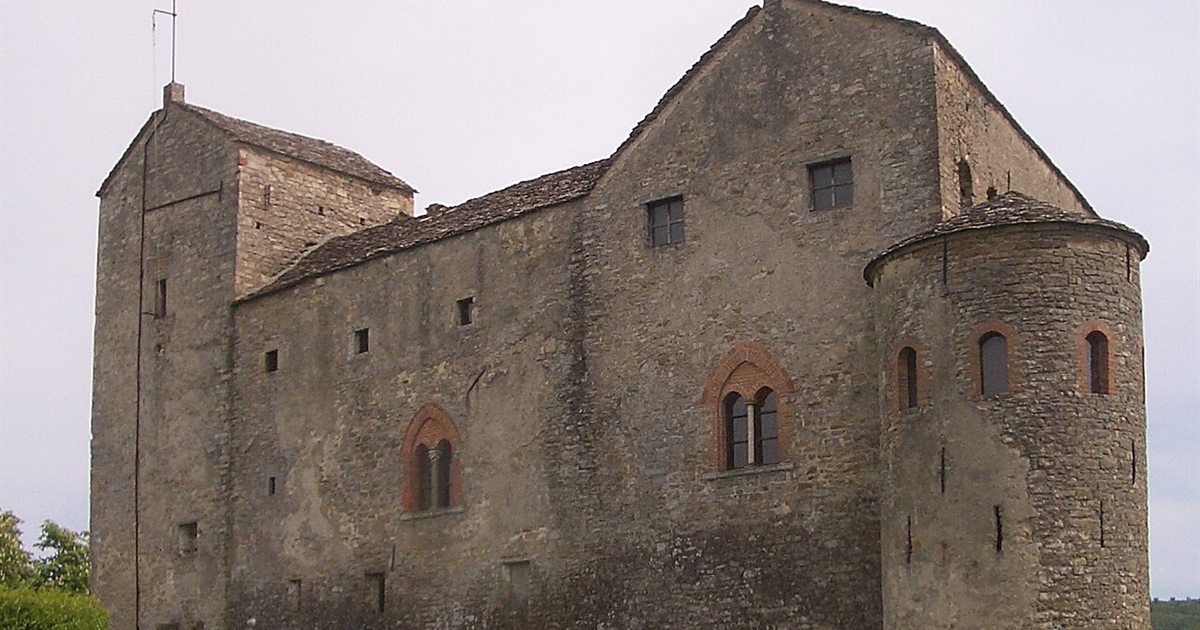 Le mura in pietra del Castello di Prunetto nell'Alta Langa