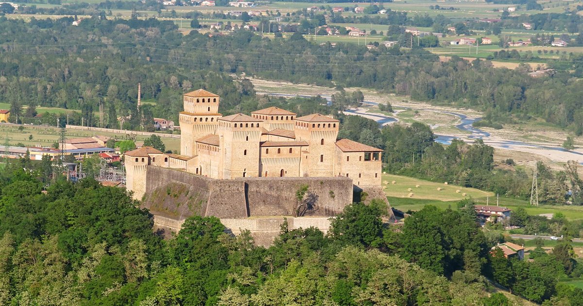 Le torri e le mura del Castello di Torrechiara sulla collina di Langhirano