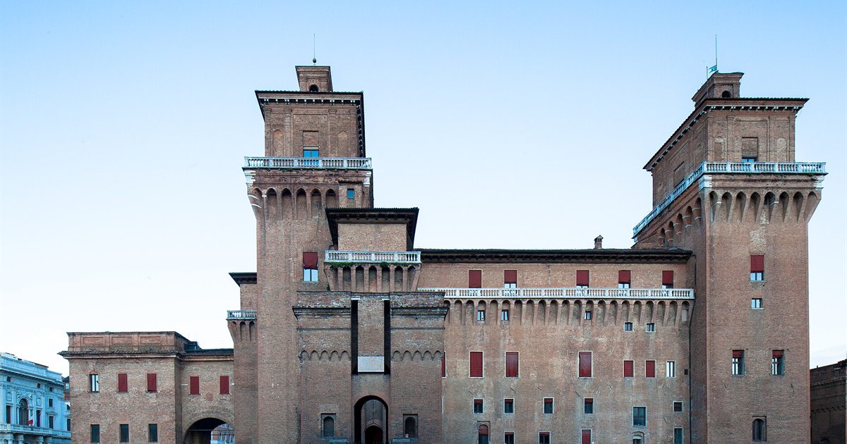 Il Castello Estense di Ferrara con le torri e il fossato pieno d'acqua