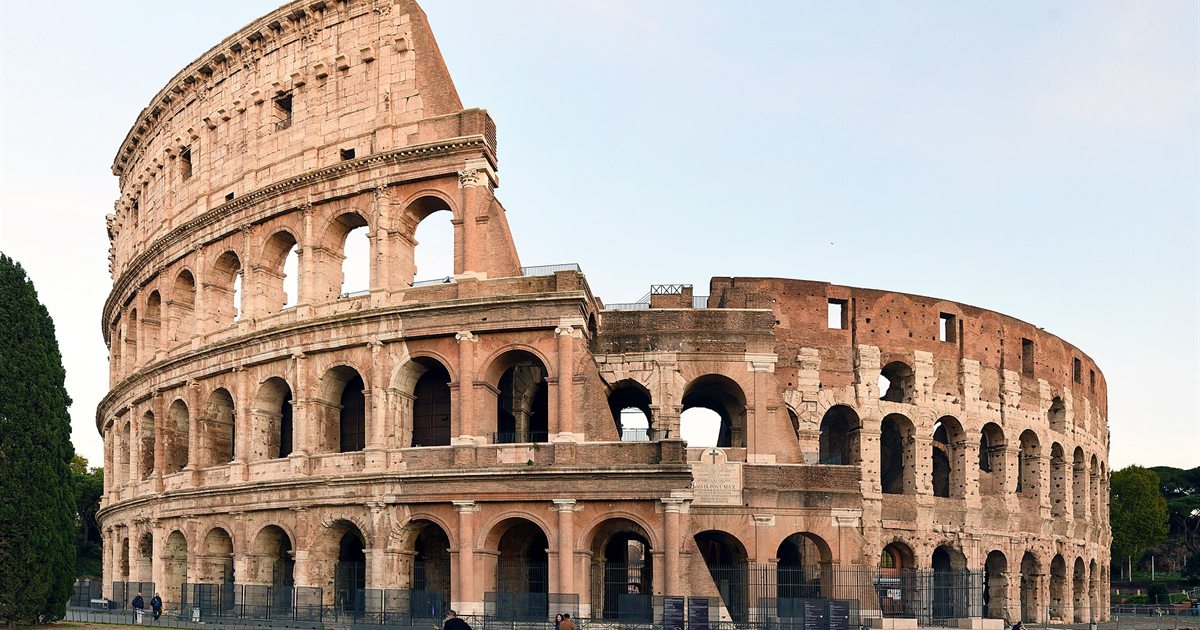 Il Colosseo a Roma visto dall'esterno con le sue arcate