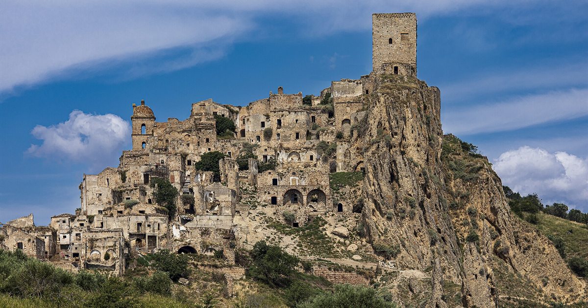 Craco Vecchia arroccata sullo sperone con la torre normanna