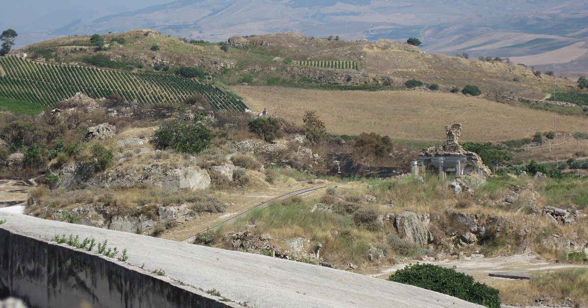 Il Cretto di Burri, distesa di cemento bianco sulle rovine di Gibellina Vecchia