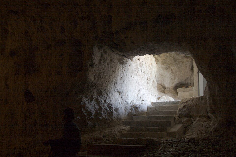 L'ingresso nella roccia della Cripta del Peccato Originale nella gravina di Picciano