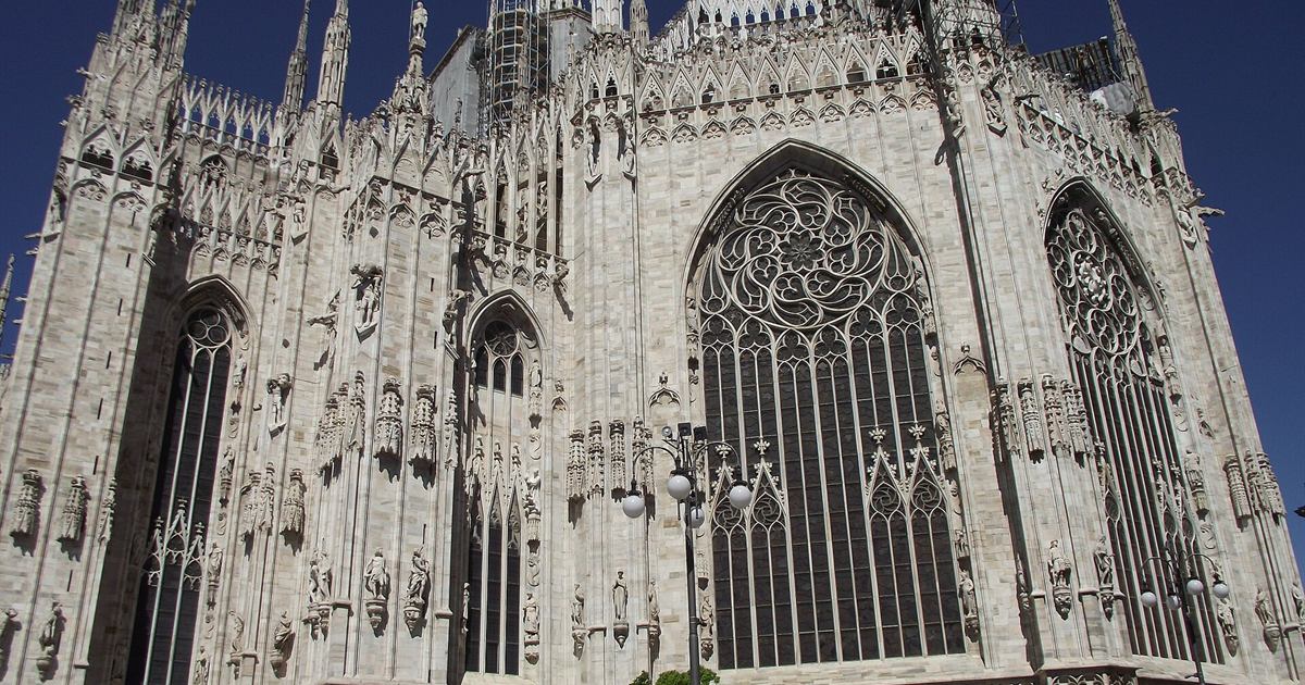 La facciata gotica in marmo del Duomo di Milano con le guglie