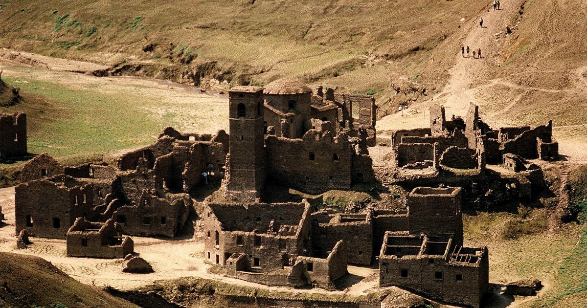 Le rovine del borgo di Fabbriche di Careggine riemerse dal Lago di Vagli svuotato