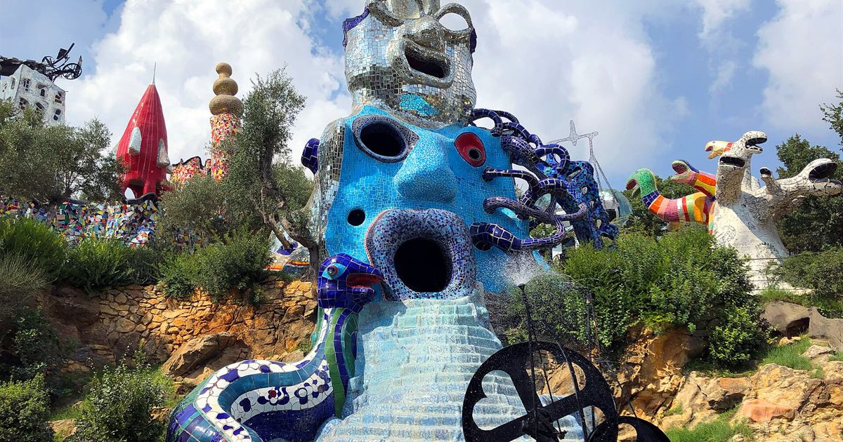 Sculture colorate a mosaico nel Giardino dei Tarocchi di Niki de Saint Phalle a Capalbio