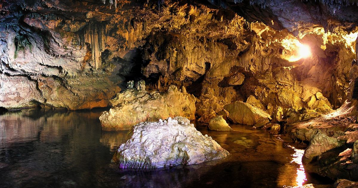 Il lago salato interno della Grotta di Nettuno a Capo Caccia