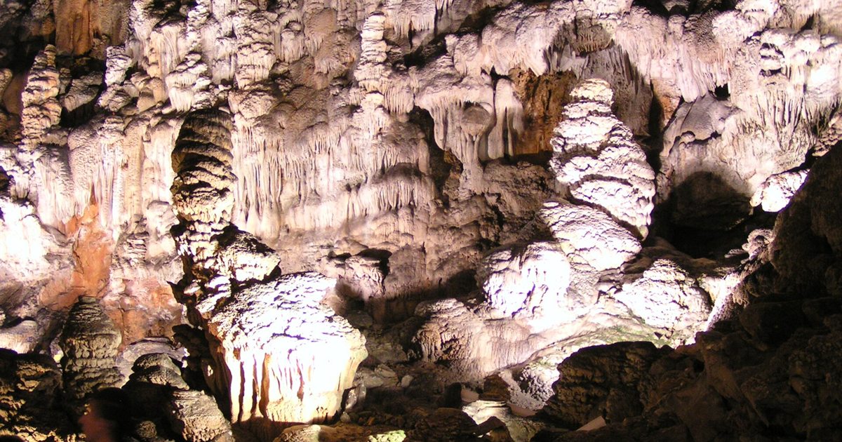 Stalagmiti illuminate nella sala della Grotta Gigante sul Carso triestino