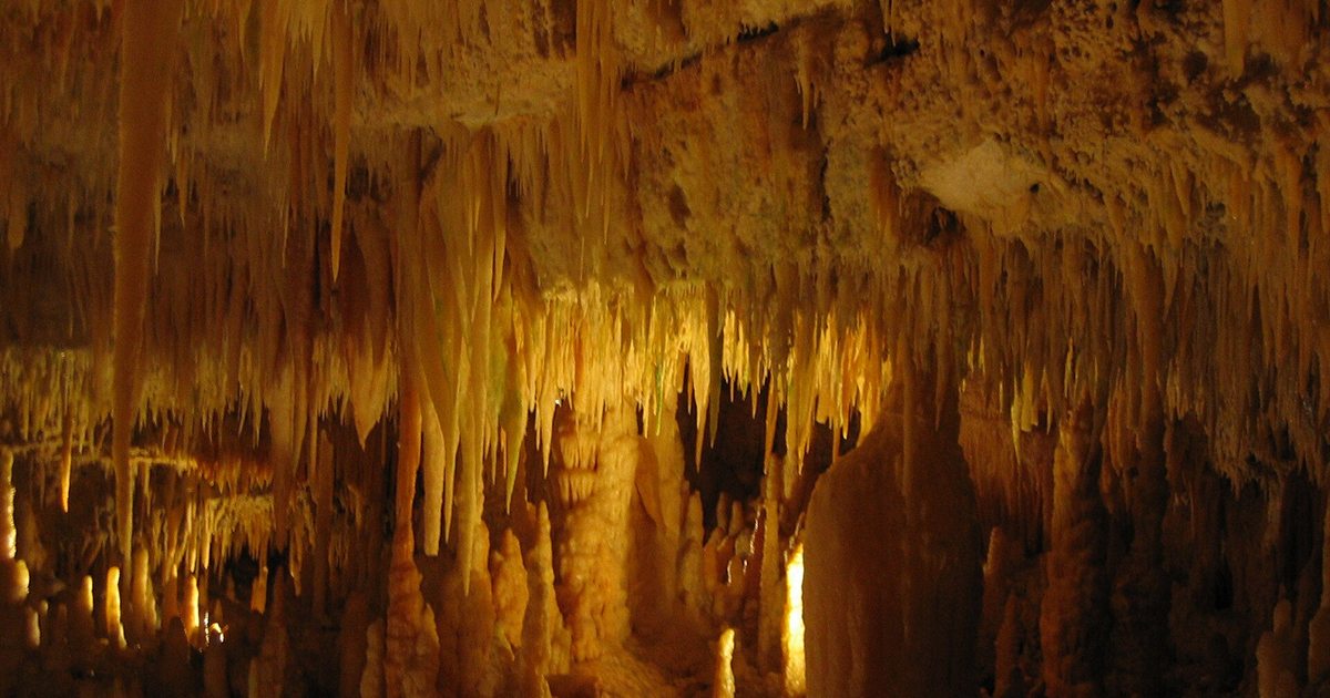 Stalattiti e stalagmiti illuminate nelle Grotte di Castellana
