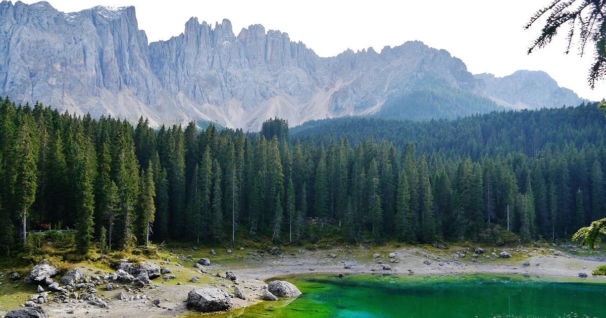 Il Lago di Carezza color smeraldo con le guglie del Latemar sullo sfondo