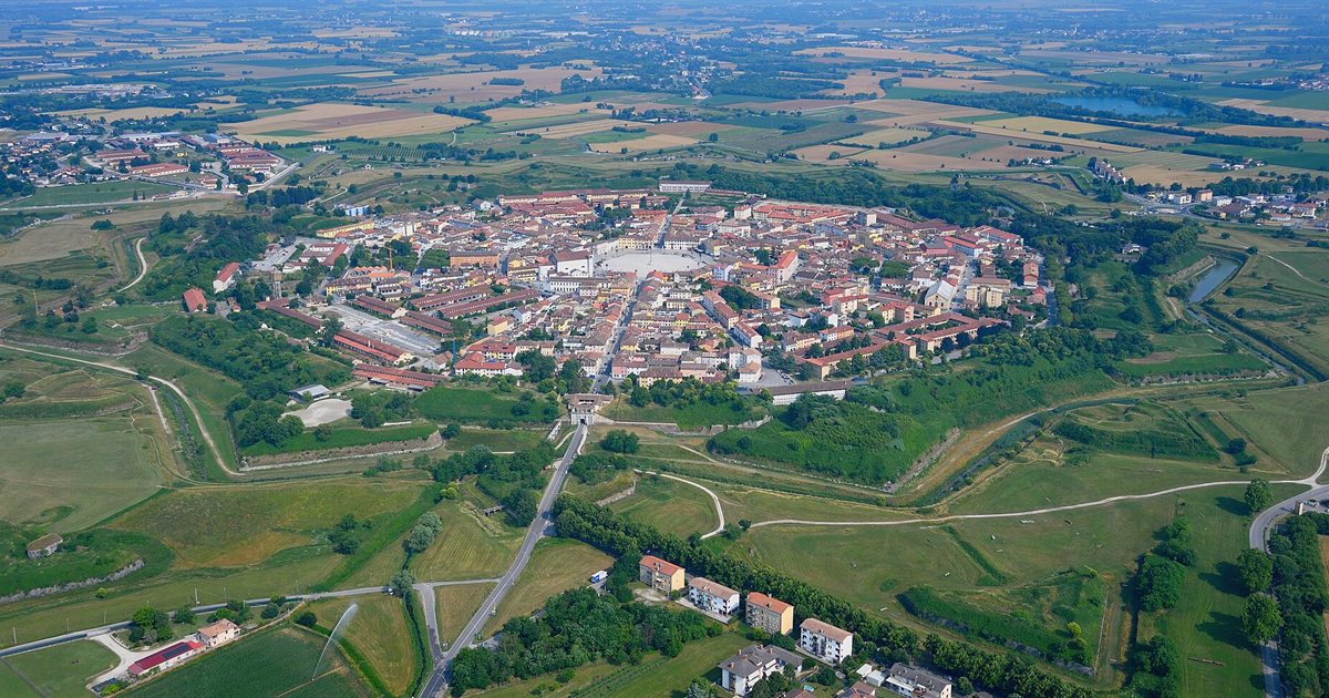 Veduta aerea di Palmanova con la pianta a stella a nove punte