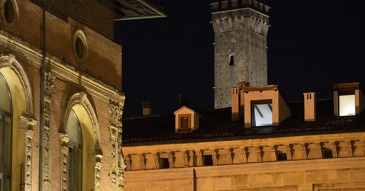 Piazza Maggiore a Bologna con il Palazzo del Podestà e la Torre degli Asinelli