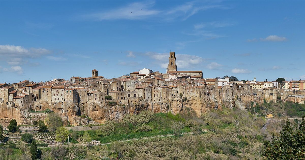 Il borgo di Pitigliano sulla rupe di tufo visto dal belvedere