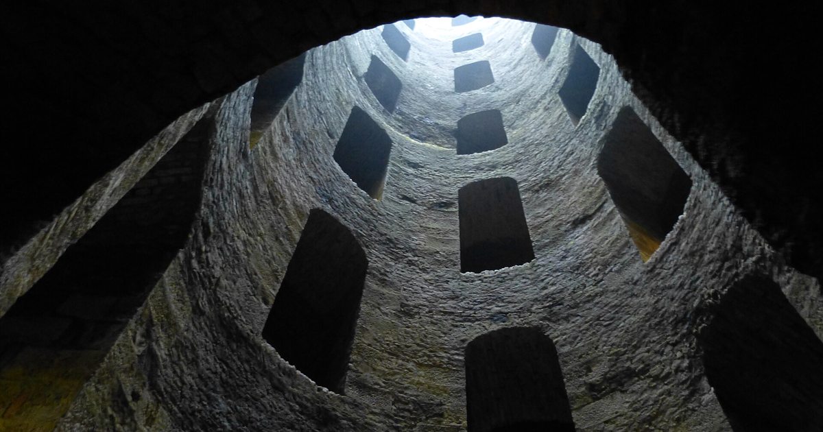 Interno del Pozzo di San Patrizio a Orvieto con i finestroni sulle scale elicoidali