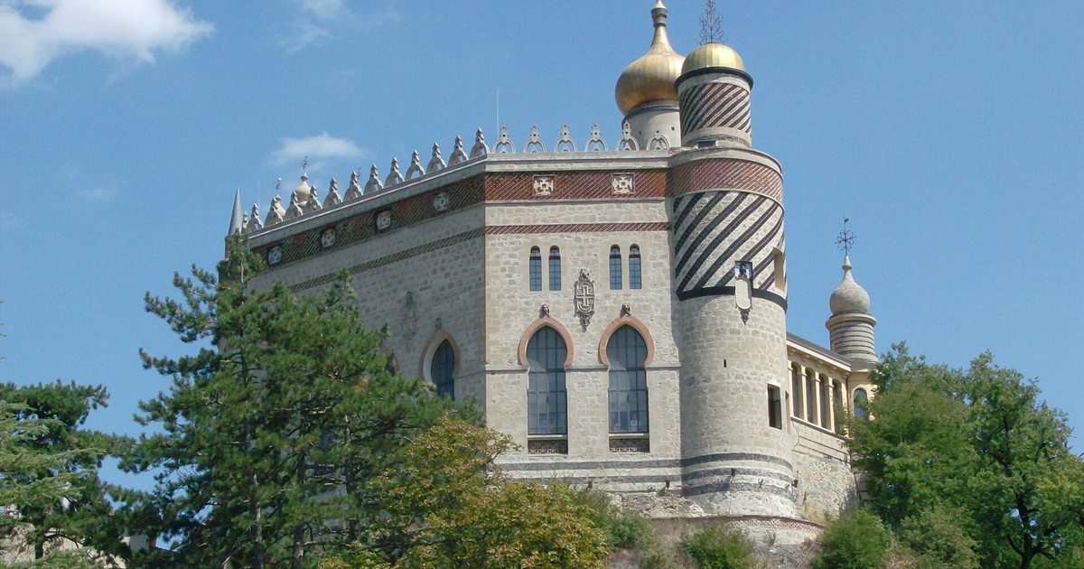 La Rocchetta Mattei con cupole e torri in stile moresco sulla collina di Grizzana Morandi