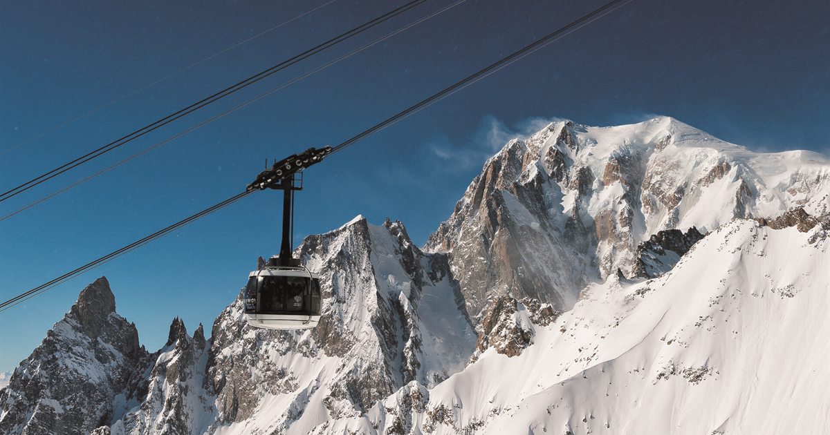 La cabina rotante della Skyway Monte Bianco davanti alle vette innevate
