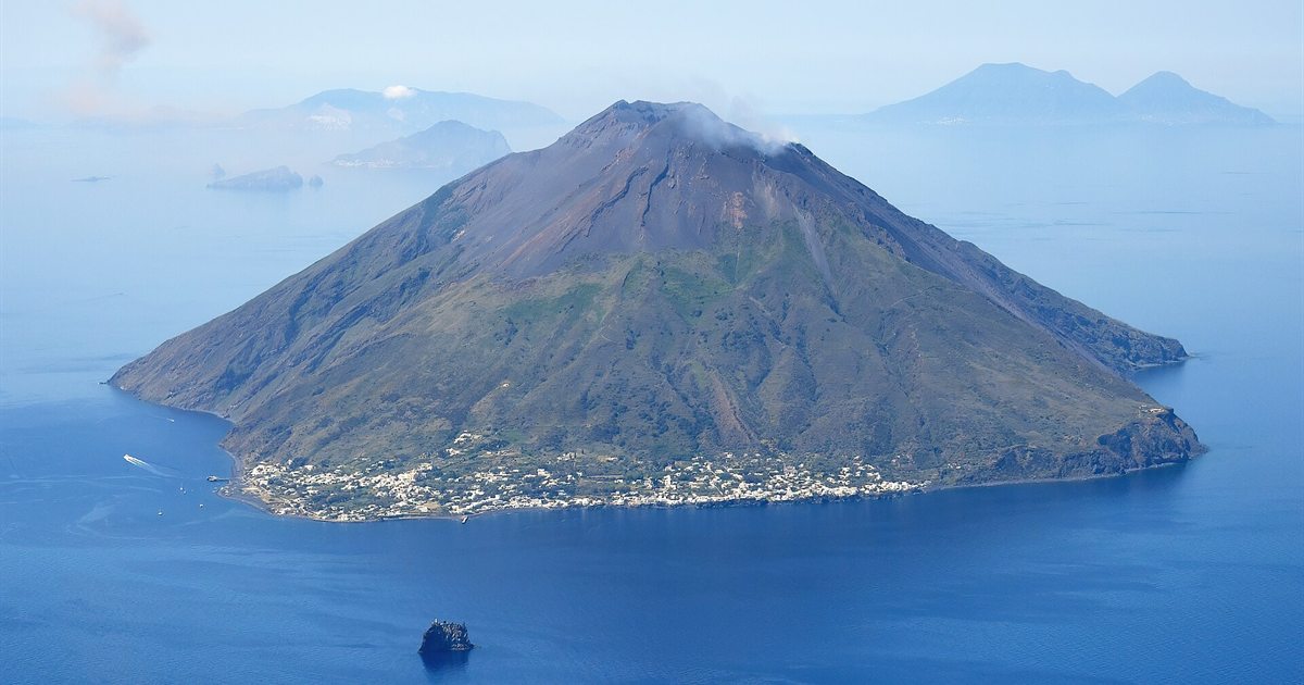 Veduta aerea dell'isola di Stromboli con lo scoglio di Strombolicchio