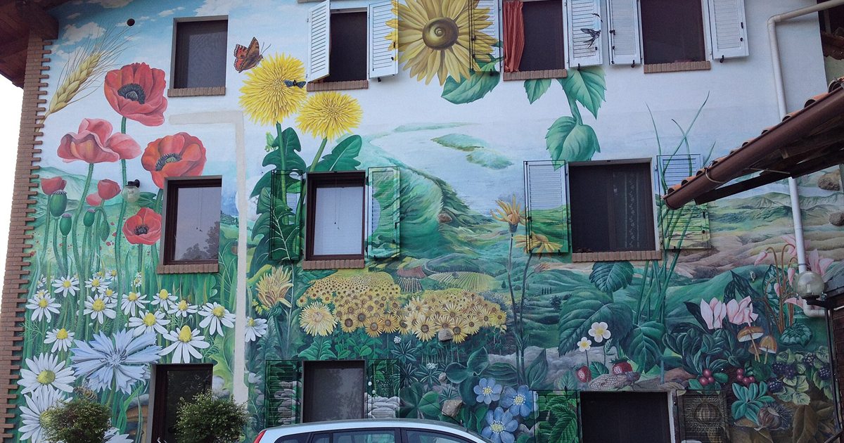Edificio con facciata dipinta a fiori nella comunità di Damanhur Crea a Vidracco