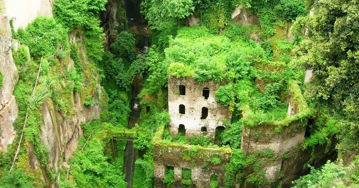 I ruderi del mulino abbandonato coperti di vegetazione nel Vallone dei Mulini a Sorrento