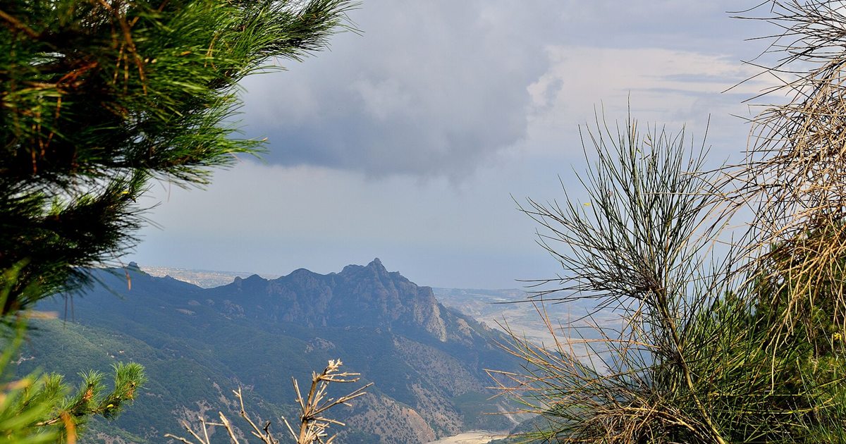 La fiumara Amendolea tra le montagne dell'Aspromonte vicino a Bova