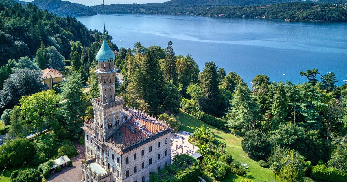 Veduta aerea di Villa Crespi con il minareto sul Lago d'Orta