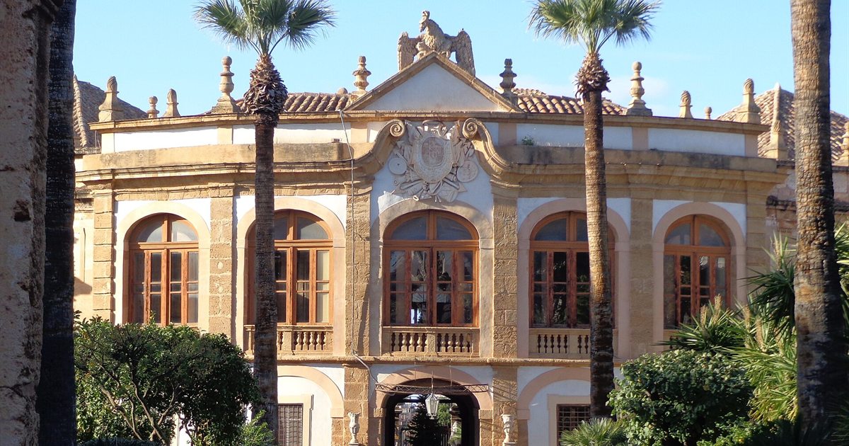 La facciata barocca di Villa Palagonia a Bagheria con il viale d'ingresso